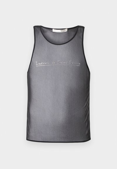 Bezrękawnik w kolorze szarym, wykonany z przezroczystego materiału, z okrągłym dekoltem i subtelnym napisem w srebrnej nici na przodzie.