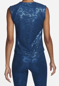 Top sin mangas de color azul marino con acabado brillante, que presenta un patrón floral y una textura sutil. Diseño ligero y ajustado, adecuado para ropa activa.