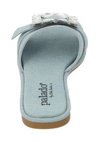 Lichtblauwe slide-sandalen met een textiel bovenwerk, voorzien van een decoratieve strassaccent en een gevoerd voetbed. Platte zool.