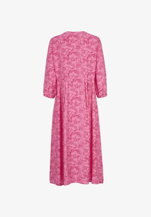 Roze midi-jurk met driekwart mouwen, elastische manchetten en een rood bloemenlijnpatroon, gezien van achteren tegen een witte achtergrond.