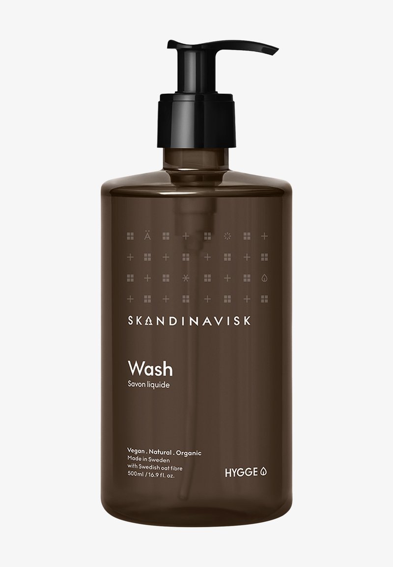 Bouteille pompe en plastique marron étiquetée "Skandinavisk Wash" savon liquide vegan, naturel, biologique, 500 ml, fabriquée en Suède avec des fibres d'avoine suédoises.