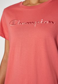 Champion ICONS CREWNECK WITH LARGE TONAL LOGO - Jednoduché tričko - dark red