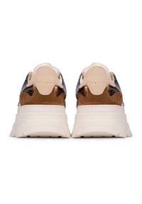 Bruine en beige sneakers met een gestructureerde bovenkant, een gewatteerde tong en een stevige witte zool. Subtiele details op de hiel voegen diepte toe.