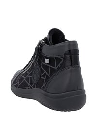 Bottines noires avec un motif géométrique texturé, un accent en cuir lisse, une fermeture éclair et une semelle en caoutchouc flexible.