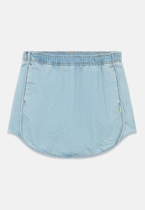 Αθλητική φούστα από ανοιχτό γαλάζιο τζιν με ελαστική μέση και κεντημένο το λογότυπο της Nike στην κάτω δεξιά πλευρά.