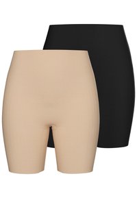Två par högmidjade shorts: ett par i nude och ett par i svart. De har en mjuk textur och går till mitten av låret.