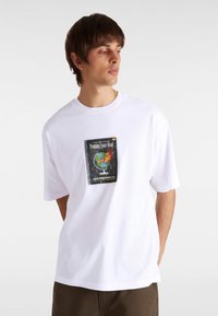 Witte katoenen t-shirt met een vierkant grafisch ontwerp met een wereldbol en de tekst "Veelbelovende Toekomst Vooruit" van Vans Publishing Co.