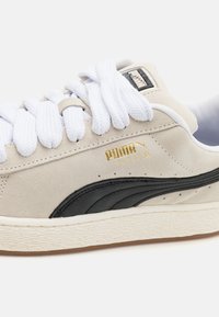 Puma UNISEX - Gördeszkacipők - warm white/black