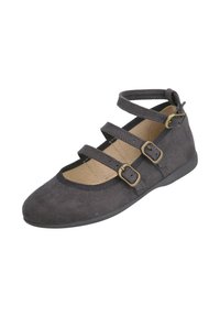 Zapato plano de ante gris con punta almendrada, tres correas ajustables con hebillas de latón y una plantilla suave y texturizada. Suela plana de goma.