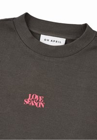 Ciemnoszara prążkowana bluza z okrągłym dekoltem. Na przodzie znajduje się różowy nadruk z napisem "LOVE SEASON". Metka z napisem "OH APRIL."