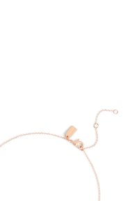 Bracelet délicat en or rose avec une fine chaîne, doté d'un petit fermoir et d'un détail de tag pour un ajustement de longueur. Texture lisse, design minimaliste.