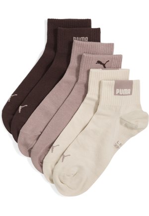 Pięć par skarpetek Puma do kostki w odcieniach brązu, mauve i kremu, z logo Puma niedaleko ściągacza.