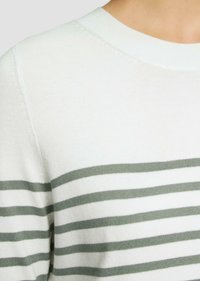 Strickpullover in Weiß mit grünen horizontalen Streifen. Verfügt über einen runden Halsauschnitt und eine weiche Textur, die präzise Nähdetails zeigt.