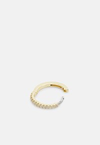 Goldene Creolen-Ohrringe mit einem geschwungenen Design und einer Reihe klarer Edelsteine an einer Seite. Glatte Metalloberfläche, kompakte Form.