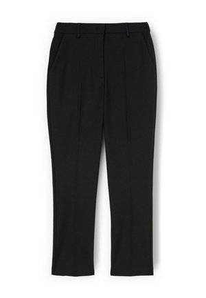 Černé kalhoty na míru s poutky na pásek, bočními kapsami a předními záhyby na každé noze, zobrazené na bílém pozadí.