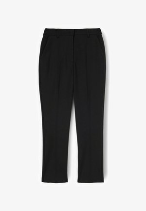 Zwarte op maat gemaakte broek met ceintuurlussen, zijzakken en een vouw aan de voorkant van elk been, plat weergegeven op een witte achtergrond.