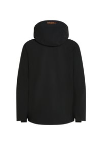Zwarte buitenjas met een capuchon, met een gladde textuur, strakke lijnen en een oranje logo op de achterkant. Ontworpen voor functionaliteit.