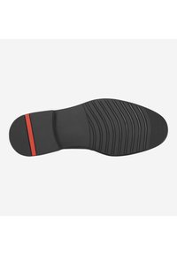 Zwarte zool van een schoen met een gestructureerd, ribbelpatroon. Beschikt over een rode accentstreep bij de hak voor extra detail. Over het geheel een gladde afwerking.