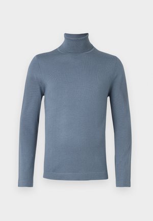 Lys blå langermet turtleneck genser med en enkel, jevn strikketekstur og tettsittende silhuett på hvit bakgrunn.