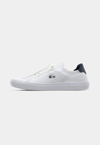 Hvite mesh-sneakers med en teksturert overflate, med hvite snøringer og en marineblå aksent ved hælen, samt en liten logodetalj.