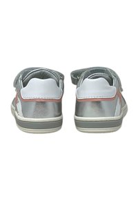 Sneakers sintetici argento con una finitura liscia, accenti bianchi e una fascia posteriore con chiusura in velcro. Presentano una suola in gomma grigia per una buona aderenza.