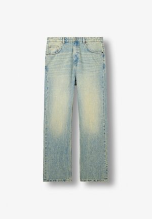 Jasnoniebieskie proste jeansy z denimu z wyblaknięciem na udach, klasyczny styl z pięcioma kieszeniami i szlufkami na pasek, prezentowane na białym tle.