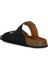 Ciabatta slide nera in pelliccia con retro aperto, soletta in sughero, parte superiore nera testurizzata e suola in gomma. Presenta un design con ritagli per la ventilazione.