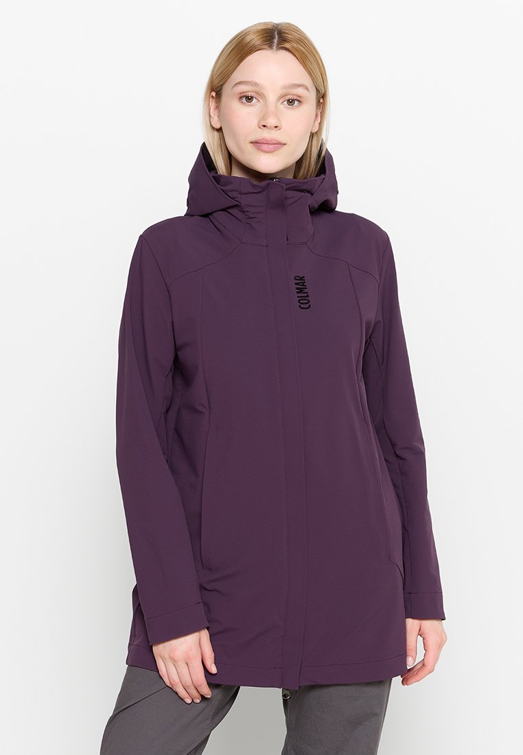Giacca impermeabile viola con colletto alto, cappuccio regolabile e chiusura con zip. Presenta un logo discreto e tasche laterali. Tessuto liscio e resistente.