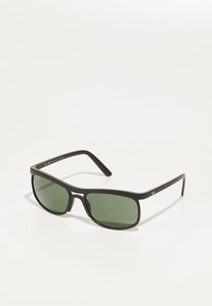 Schwarze Sonnenbrille mit grün getönten Gläsern, rechteckiger Form, glatten Kunststoffrahmen und dezentem Logodetail an den Bügeln.