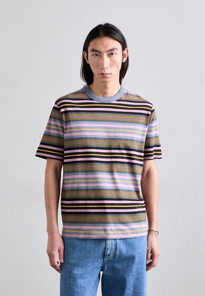 Tricou în dungi din bumbac, cu linii orizontale în violet, roz, negru și galben. Mâneci scurte și guler rotund de culoare albastru deschis.