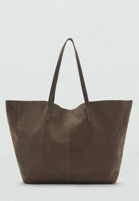 Borsa a spalla in suede marrone con due lunghe maniglie, forma strutturata e design minimalista. Presenta un'ampia apertura e una morbida texture.