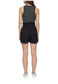 Zwarte linnen shorts met een geplooide tailleband en twee achterzakken, gecombineerd met een zwart-wit gestreept tanktop.