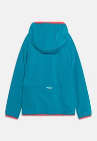 Giacca teal con cappuccio, caratterizzata da una rifinitura rossa lungo i bordi. Include una tasca a canguro e un piccolo dettaglio riflettente sul retro.