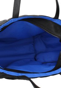 Sac fourre-tout en cuir noir avec un intérieur bleu vif, doté d'une fermeture éclair sur le dessus et d'une texture lisse. Conçu pour un rangement spacieux.