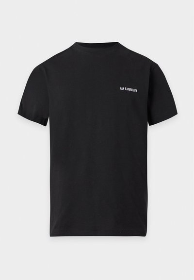 Μαύρο κοντομάνικο T-shirt με στρογγυλή λαιμόκοψη και μικρό λευκό λογότυπο HAN KJØBENHAVN στην αριστερή πλευρά του στήθους, μπροστά σε απλό ανοιχτό φόντο.