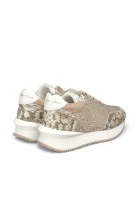Sneaker con un design in stampa serpente beige, decorati con strass, dotati di una suola bianca e dettagli accentuati, punta rotonda e allacciatura frontale.