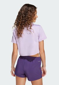 adidas Sportswear ESSENTIALS GLAM  - T-shirt con stampa - powder plum silver metallic