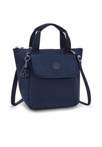 Borsa a tracolla blu navy con doppie maniglie, tracolla regolabile, chiusura a pattina e un accessorio a forma di charm in plastica sul lato. Texture liscia.