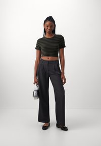 Pieces PCFOLLY CROP - Apdrukāts T-krekls - dark gull gray/black