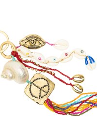Złoto-tonowy charms z detalem oka, muszelką, symbolem pokoju, kolorowymi koralikami i różnorodnymi muszelkami, nawleczony na kolorowe nici.
