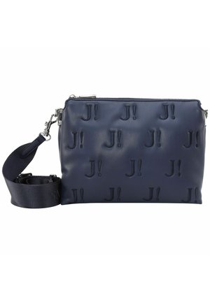 Sac bandoulière rectangulaire bleu marine avec lettres "J!" embossées et large sangle réglable en tissu avec quincaillerie argentée.