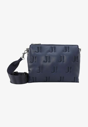 Sac bandoulière rectangulaire bleu marine avec lettres "J!" embossées et large sangle réglable en tissu avec quincaillerie argentée.