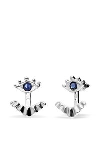Boucles d'oreilles en argent avec un motif d'œil, ornées d'une pierre précieuse bleue et d'une base ondulée. Des éléments texturés ajoutent un intérêt visuel et du détail.