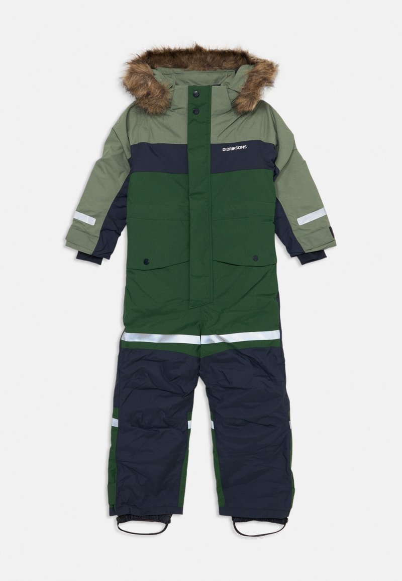 Macacão de neve acolchoado verde e azul marinho com capuz forrado em pelagem sintética, fechos de pressão, riscas refletoras e design de painéis contrastantes.