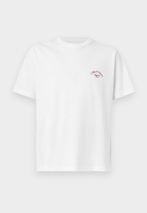 Λευκό κοντομάνικο T-shirt με στρογγυλή λαιμόκοψη και μικρό κόκκινο λογότυπο κειμένου "The IVY Maison" στο αριστερό στήθος.