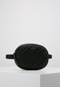 Sac bandoulière ovale noir en similicuir texturé, avec des accents matelassés diagonaux et une fine sangle réglable. Fermeture à glissière en haut.