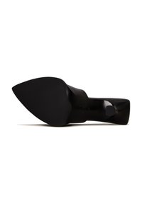 Scarpa nera con tacco alto, punta affusolata e texture liscia. Presenta un tacco spesso e un design open back.