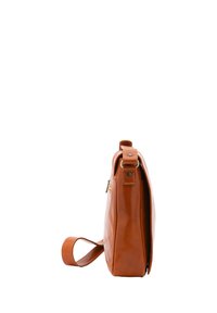 Borsa a tracolla in pelle arancione, dotata di una tracolla, texture liscia, chiusura zip e un piccolo tag con logo sulla parte frontale.