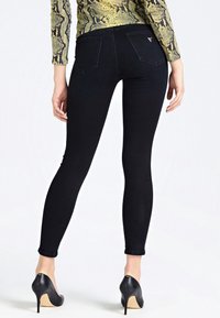 Czarne, obcisłe dżinsy o gładkiej fakturze, dopasowanym kroju, średnim stanem i dwóch tylnej kieszeniach z małym logo marki.