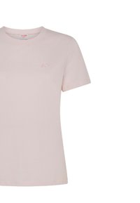 T-shirt rosa chiaro a maniche corte realizzato in materiale morbido, con un piccolo logo sul lato sinistro del petto e colletto rotondo.